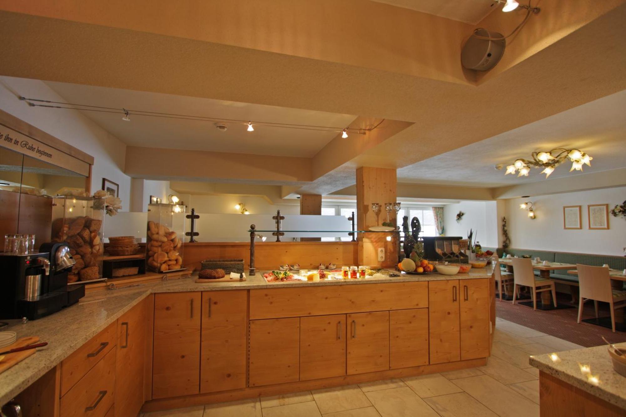 Hotel Garni - Restaurant Kaminstube Санкт-Антон-ам-Арльберг Экстерьер фото