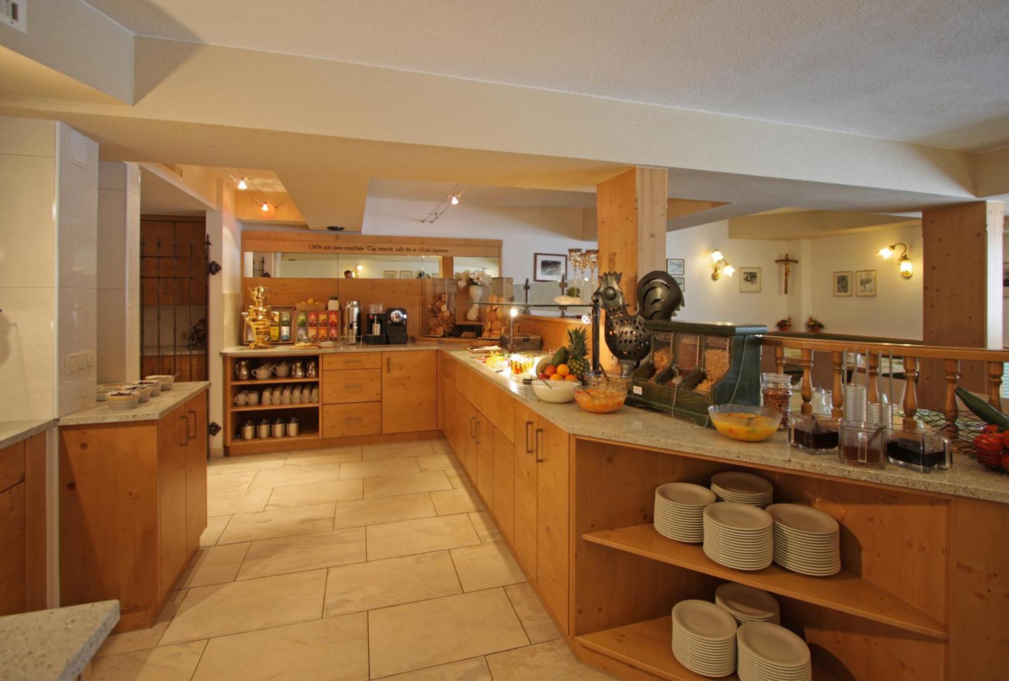 Hotel Garni - Restaurant Kaminstube Санкт-Антон-ам-Арльберг Экстерьер фото