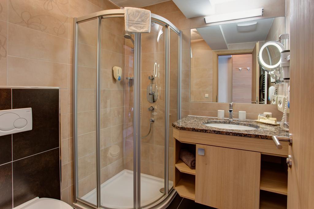 Hotel Garni - Restaurant Kaminstube Санкт-Антон-ам-Арльберг Экстерьер фото